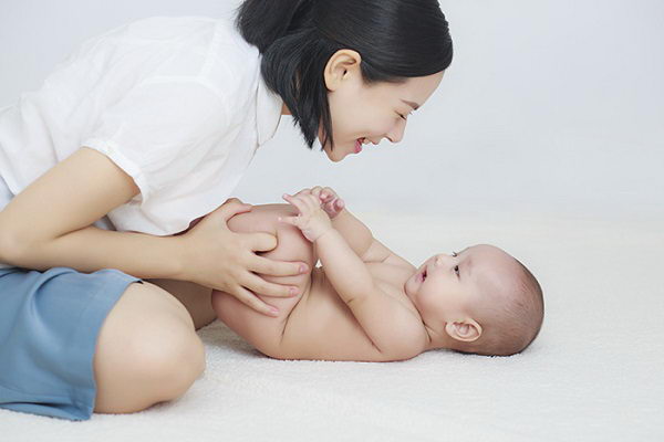 4 cách massage mắt đơn giản cho mẹ và bé